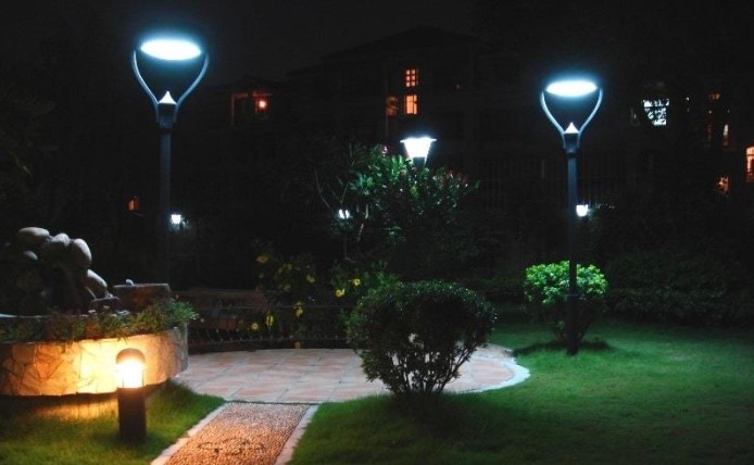Декоративные светодиодные светильники в парке