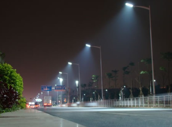 
Освещение автодороги уличными светодиодными светильниками
