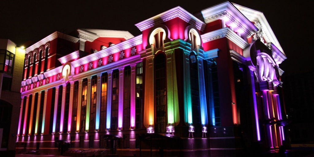 Декоративная цветная подсветка здания