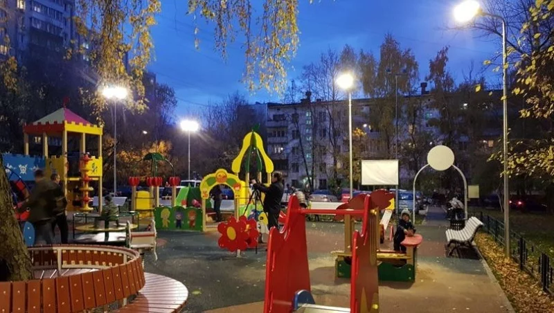 Освещение уличной детской площадки в вечернее время