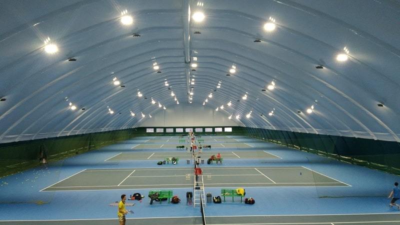 Освещение в закрытом теннисном корте