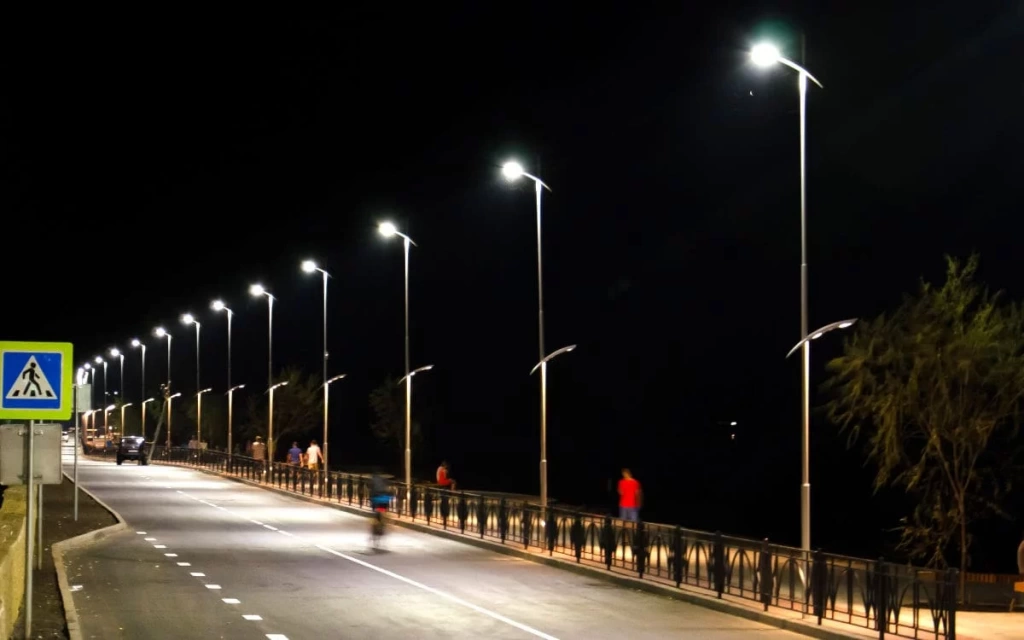 Металлические опоры освещения на автомобильной дороге