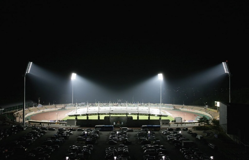 Освещение спортивной арены прожекторами