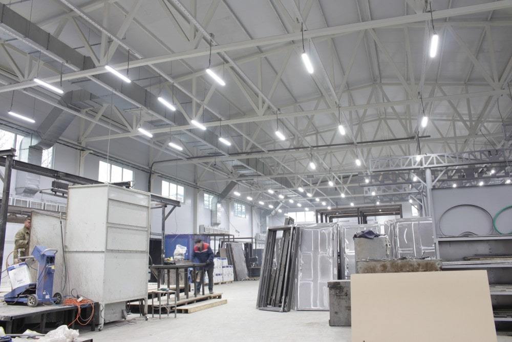 Система промышленного освещения, построенная с использованием подвесных потолочных светодиодных светильников