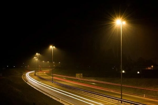 Фонарные столбы при освещении автодороги