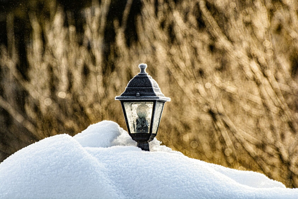 Декоративный фонарик в снегу